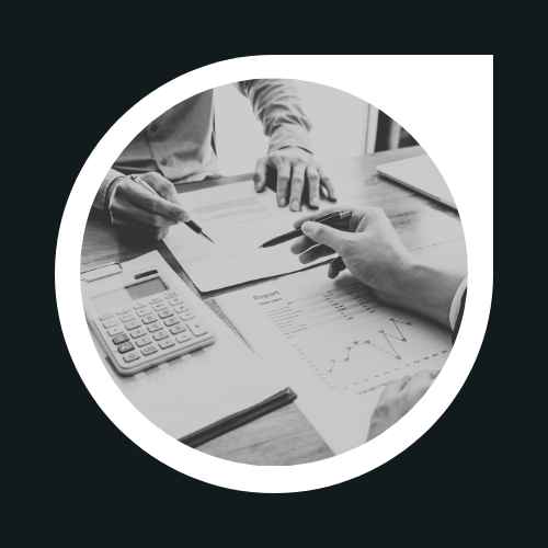 Son 2 personas analizando los factores para una instalación exitosa de un proyecto de cableado estructurado, los factores como análisis de necesidades , los mejores componentes , como se deben administrar los tiempos, etc.