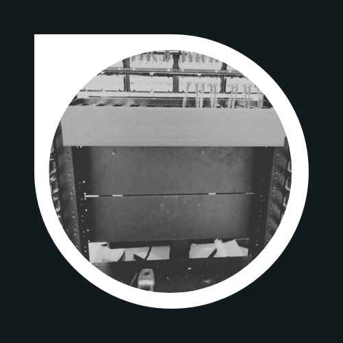 La imagen expone un rack de telecomunicaciones que se organizó de nuevo debido a la actualización de necesidades de equipamiento y cableado.